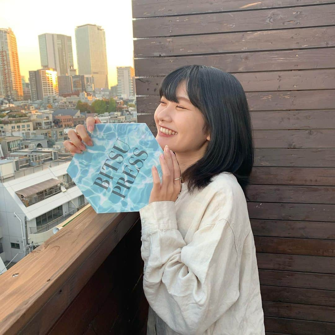 横山真夕さんのインスタグラム写真 - (横山真夕Instagram)「こんばんはー！  先日ミスコン前最後のネイルしてもらいました💘 （例の如く3枚目の詳細見てね！）  ミスコンが終わったらアルバイターな日常に戻らないといけないので、 ハンドのジェルネイルは落としてもらって、フットネイルして足先に色気だしてもらいました🥰  ゆかのマグネットネイルが可愛すぎたから真似っこしちゃったの🌷  ミスコンが終わるんだなぁ…ってここ最近ずっとひしひしと感じます 言いたいこと全部本番で言うから、  11/22 14:30〜 YouTubeで待ってるね  #ハッシュカット #ミスコン　#ミスコンテスト #ミス成蹊コンテスト #ミス成蹊コンテスト2020  #ミスコンファイナリスト #arknail #bitsu_press #美通プレス」11月20日 17時52分 - miss20seikei_2