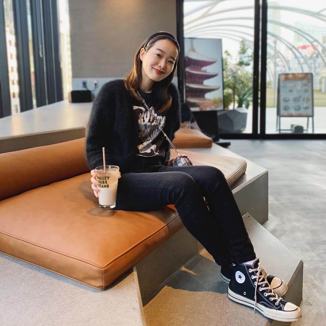 猪鼻ちひろのインスタグラム：「🖤🖤🖤🖤🖤 暖かくてそれだけで幸せ。 チャイティーラテ美味しくて大好き♡  お洋服はいつものカジュアルスタイルに チェック柄バッグ×カチューシャ×赤リップを合わせたら 新鮮でお気に入り。 カチューシャって久々に買っちゃったよ😛 #ちひろのお洋服 #コーデ分かるもの2枚目にタグ付けしました🏷 (感動おニュー超プチプラパンツは詳しくブログに書きますね🧚🏻‍♀️)」
