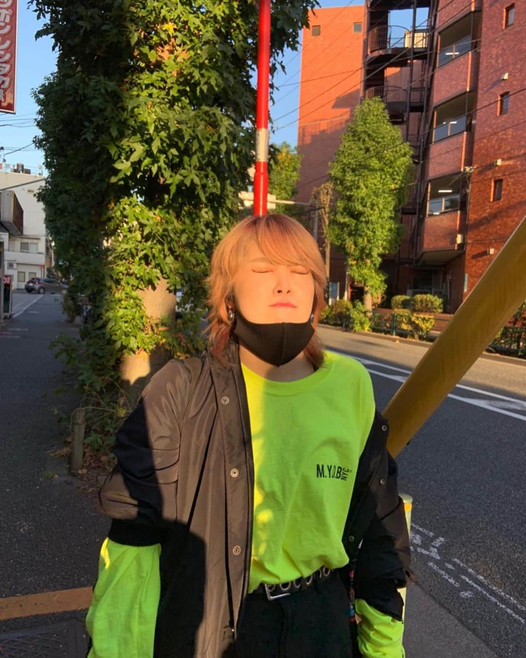 Lil’Fang さんのインスタグラム写真 - (Lil’Fang Instagram)「💥💥💥﻿ ﻿ ﻿ 信号待ちで @taki_faky が﻿ 撮ってくれたやーつ﻿ ﻿ 格好つけてって言われたから﻿ やってたけど眩しくて﻿ 最後結局こうなるよね﻿ ﻿」11月20日 17時53分 - lilfang_faky