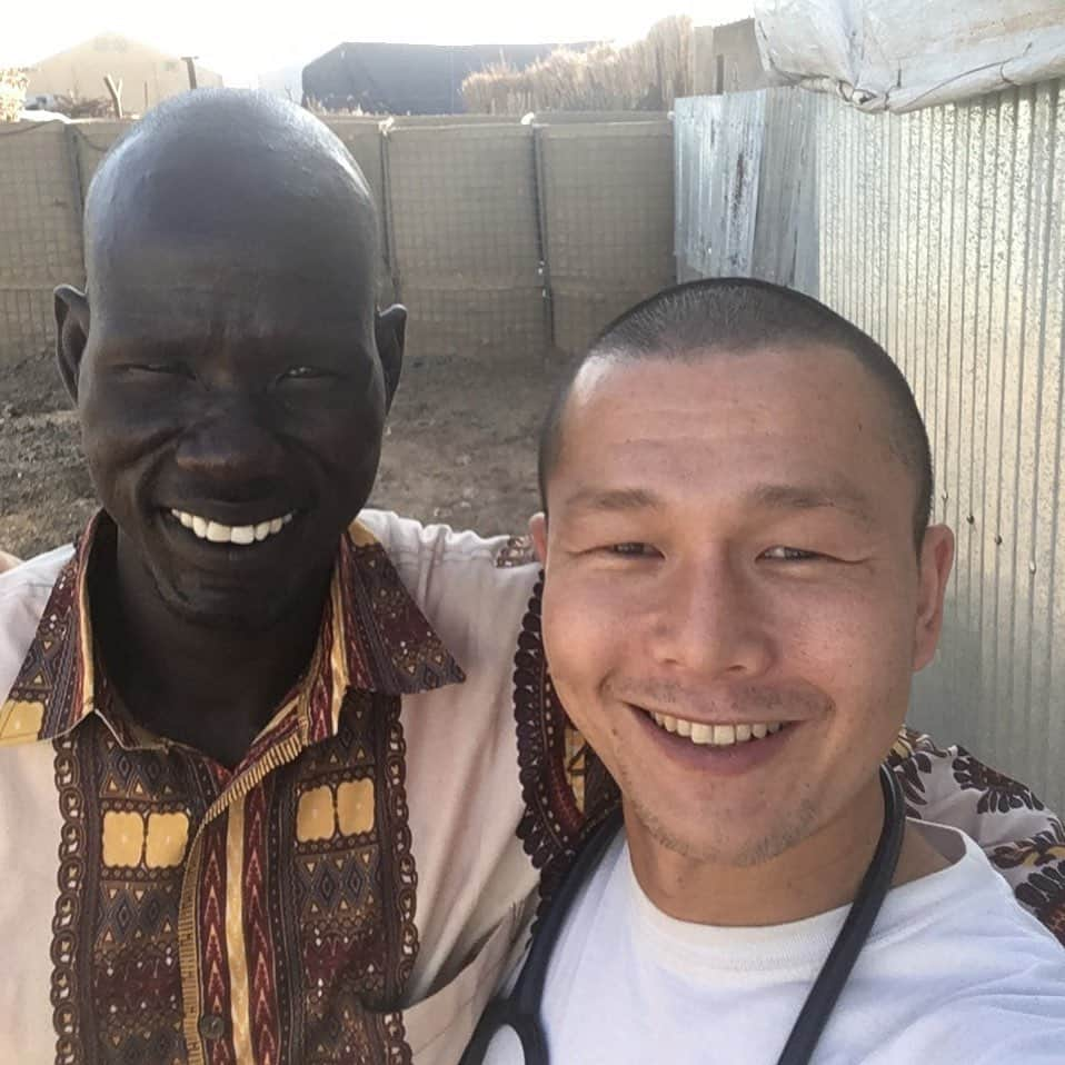 国境なき医師団さんのインスタグラム写真 - (国境なき医師団Instagram)「国境なき医師団（MSF）には、「疫学専門家」という職種があるのをご存じでしょうか？　新型コロナウイルスのような感染症が発生したとき、大きな役割を担う、調査の専門家です。 . 医師の西野恭平は、バングラデシュやナイジェリアの難民・避難民キャンプで、さまざまな疫学調査を担いました。そこから見えてきたのは、病院の中からはわからない命の危機の兆候。疫学専門家だからこそできること、そして、仕事への思いを公式サイトで語っています。ぜひご覧ください。 -------------------------------------  MSFの“意外な”仕事人をご紹介するシリーズは公式サイトから。プロフィールのURLリンクからどうぞ→@msf_japan .  --------------------------------------  © MSF    #国境なき医師団 #MSF　#医療　#専門家　#感染症　#疫学　#調査　#フィールドワーク　#プロフェッショナル #意外な仕事人　#意外 な#仕事人」11月20日 17時53分 - msf_japan