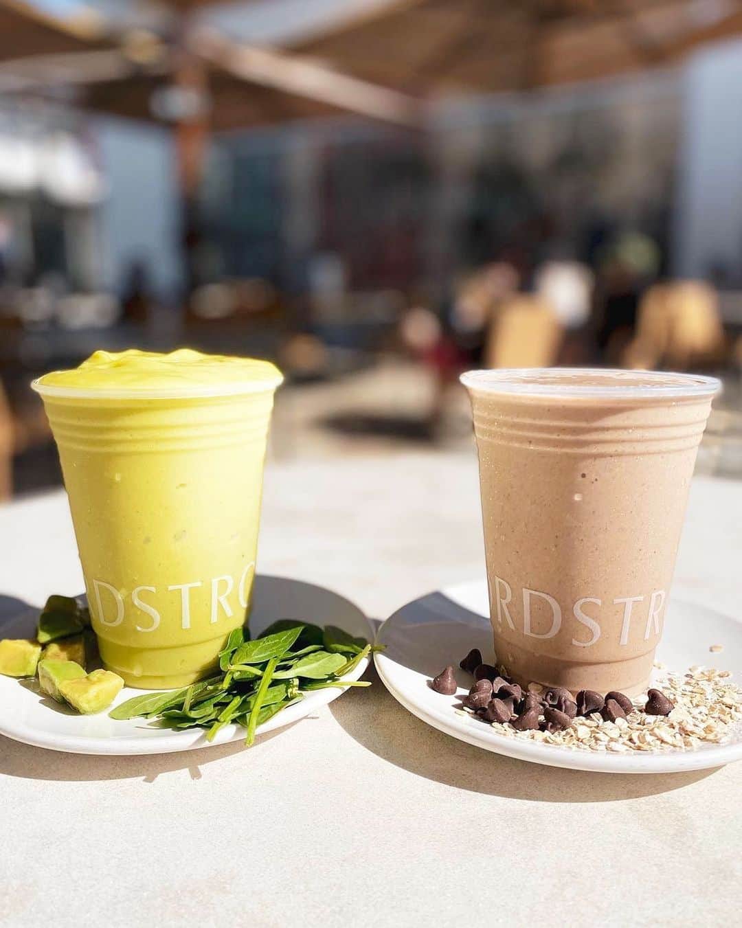 のインスタグラム：「Posted @withregram • @ruscellohawaii 💥NEW NEW smoothies are at Ebar! Made with real super foods 🥑🥭🍌🥥and are super delicious! “Super Green Smoothie” & “Chocolate and Oats Smoothie” 😋💪🏽💪🏽」