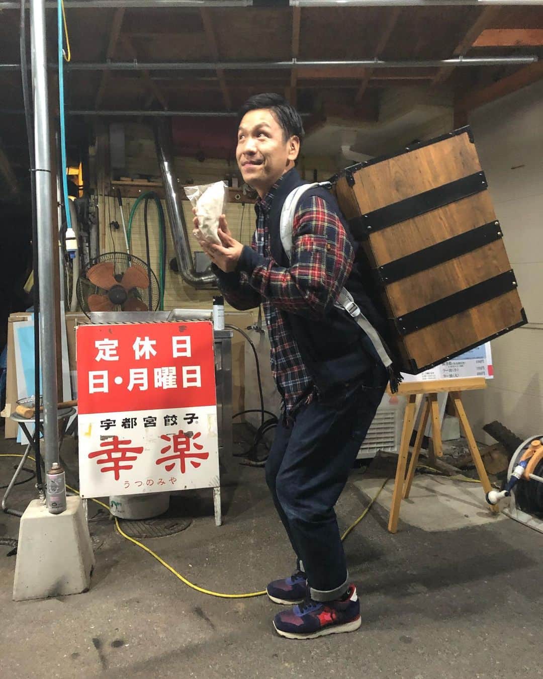 のインスタグラム：「. . . 昼めし旅のロケで  宇都宮餃子を調査してきました。  野菜多めの宇都宮餃子  美味しかったー  炭治郎がねずこを背負ってる籠はロケとは一切関係ないです。  ここのご主人の趣味でつくったそうです。  クオリティー高い  剣もすごいクオリティー  #昼めし旅  #テレビ東京 #鬼滅の刃 #ねずこ  #コスプレ」