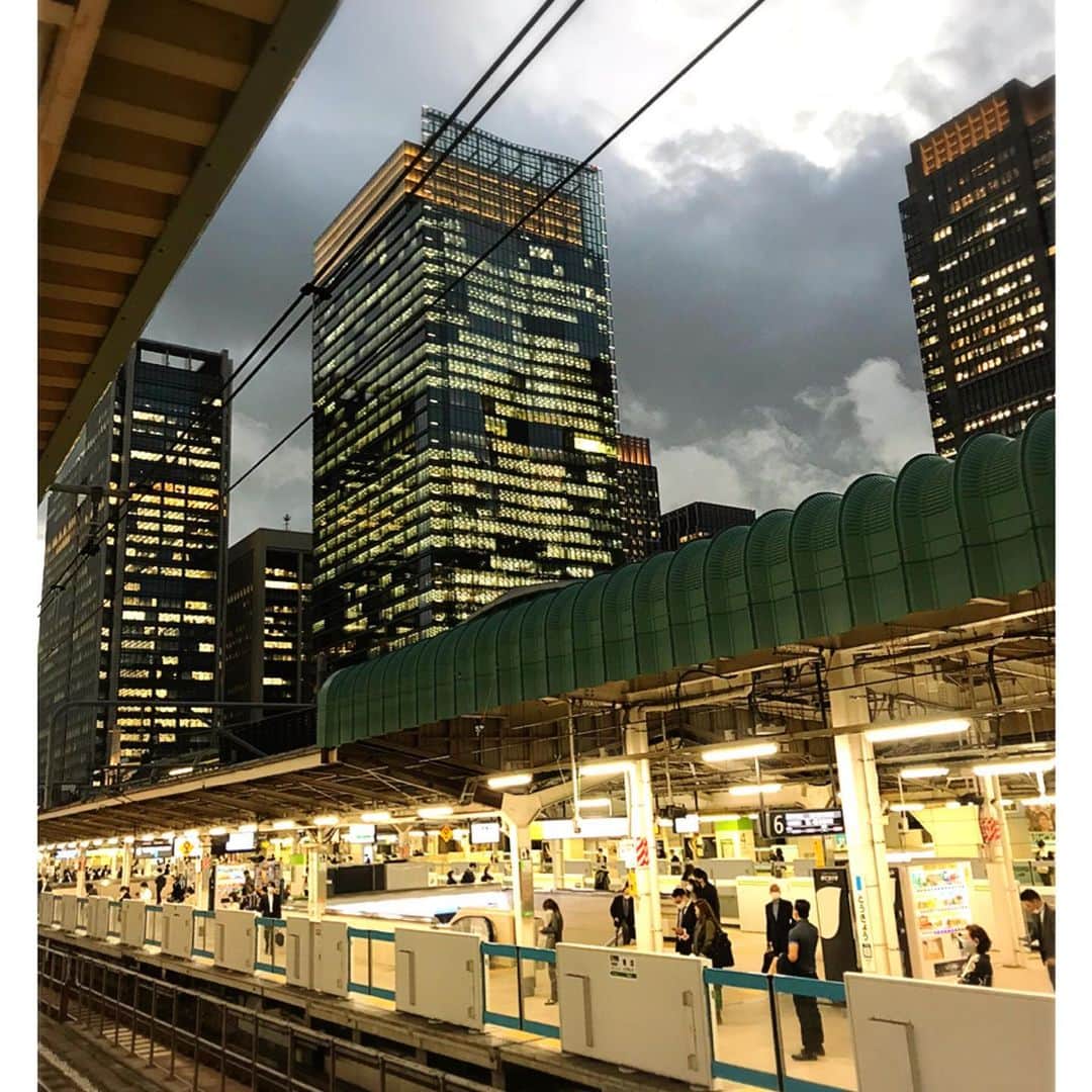大原かおりさんのインスタグラム写真 - (大原かおりInstagram)「前のりで東京駅🚃💕 ☺︎ 明日はレースクイーン初日👯‍♀️🏎🏁 本当に本当に…ずっとやってみたかった レースクイーンが明日実現します❣️❣️ ☺︎ 明日と明後日の2日間、ツインリンクもてぎで開催される GR 86/BRZ Raceの『Owltech(オウルテック)さん』で念願のレースクイーンをさせて頂く事になりました👯‍♀️💓 ☺︎ 44歳をレースクイーンに起用してくれる会社さんなんて… 本当に無いと思うー😭🙏🙏🙏 (この勇気ある…)オウルテックさんの優しさの塊に感謝をしながら思いっきり笑顔でレース場に立ってきたいと思います👯‍♀️💖 ☺︎ 東京駅の景色がいつもに増して綺麗に感じるゼっ😘🤟🌃 ⑅◡̈⑅ #44歳 #レースクイーンデビュー #ずっと夢だった #夢が #現実に #願い続けた #レースクイーン #ツインリンクもてぎ #GR86 #BRZRace #明日開催 #ドキドキ #本気になって頑張る #もてぎ #カーレース #車好きな人と繋がりたい #tomorrow #carrace #Motegi #86 #Racequeen #debut #44th #Tokyo #東京駅 #キレイだ👯‍♀️ #🏎 #💕 #🌃」11月20日 17時56分 - oharagaori_otty
