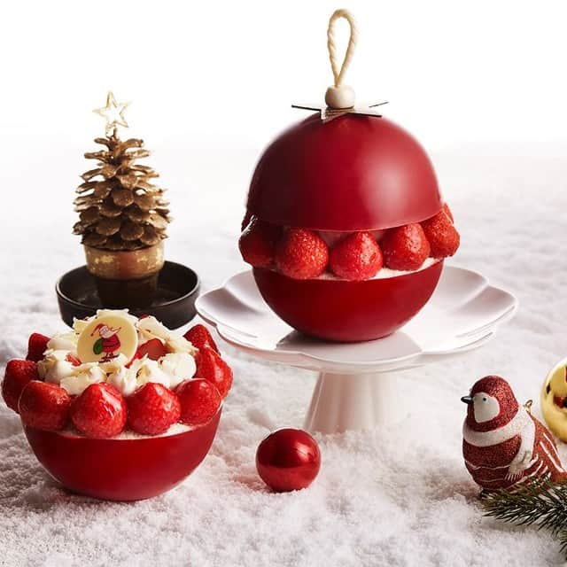 オズモール編集部さんのインスタグラム写真 - (オズモール編集部Instagram)「【いちごとレモンチーズケーキの甘酸っぱいハーモニーが魅力🍓2人サイズの小さめXmasケーキ】 おうちパーティが増えそうな今年のクリスマス。 大切な人と少人数で過ごすおうちクリスマスでも、年に1度のクリスマスは非日常気分を味わってほしいから、見た目もかわいくて心がほっこりする小さめケーキをご紹介！　  日比谷駅直結、皇居外苑と日比谷公園に面した緑豊かな環境でありながら、銀座まで徒歩圏内という絶好のロケーションを誇るホテル「ザ・ペニンシュラ東京」（ @thepeninsulatokyo ）。地下1階の「ザ・ペニンシュラ ブティック&カフェ」では、午前中に売り切れることも多い、濃厚にとろける“マンゴープリン”が贈り物として大人気。  今年の新作「ブール ド ノエル フレーズシトロン」は、クリスマスツリーに飾るオーナメントを思わせ、開けるのが楽しみになるような遊び心あふれるケーキ。色鮮やかな深紅色のストロベリーチョコレートでコーティングされたケーキは、レモン風味が香るビスクをベースに、ストロベリージェリーやレモンチーズケーキが層になっている。トッピングにはいちごをふんだんに使い、ほどよい甘みの中にも引きたつ酸味が魅力の逸品。  人気のXmasケーキはすぐに完売してしまうので、早めに予約するのがおすすめです。 詳しくは「オズモール　クリスマスケーキ」で検索、またはストーリーズのURLをチェックしてみてくださいね☺️ㅤ @ozmall_editors #オズモール #ozmall #クリスマス #クリスマスパーティ #ホリデーシーズン #クリパ  #おうちクリスマス  #クリスマスパーティ #クリスマスケーキ #ザ・ペニンシュラ東京 #ペニンシュラ #ホテルスイーツ #スイーツ」11月20日 18時00分 - ozmall_editors