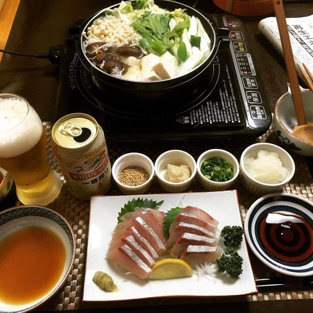 キリンビールさんのインスタグラム写真 - (キリンビールInstagram)「. 立冬を過ぎ、 寒さが身に染みる季節になりました。 . 今日は、芯から温まる熱々のお鍋と キンキンに冷やしたビールで乾杯。 . ビール×お鍋の美味しいひと時をご紹介します。 . ◆@thensama さま 飲み慣れた一番搾りと湯豆腐が 疲れた身体に染み渡って、 ”今日も頑張ってよかった！”と 思わせてくれそうです。 . ◆@o.mihara さま 食欲そそるもつ鍋と香り高い秋味で 心身温まる晩酌タイム。 . 大好きなコンビに満たされたら 疲れも吹っ飛びそうです。 . ◆@belleza_campana.misuzu さま 秋味をゆっくりとグラスに注いだら、 ほかほかの餃子鍋をお供にいただきます。 . 喉を通るキレの良い炭酸が たまらない幸福感を与えてくれそうです。 . . 来たる冬を自分らしく楽しんで 今日も、あなたと #乾杯のある暮らし を。 . ＊＊＊ . 素敵なお写真ありがとうございます🌿 . みなさまも #乾杯のある暮らし で とっておきの楽しみ方をぜひ教えてくださいね😊 . #キリンビール #キリン #暮らしを楽しむ #きょうのキリン #お酒好きと繋がりたい  . #KIRIN #麒麟  #ビール好きな人と繋がりたい #おつまみ #おつまみメニュー #おつまみレシピ #ビールのお供 #今日のおつまみ #おうちごはん #うちごはん #家飲み #飲酒タグラム #一番搾り #秋味 #今日のごはん #鍋 #お鍋 #鍋料理 #ハリッサ鍋 #もつ鍋 #いただきます #ビールめし #ビールのお供」11月20日 18時00分 - kirin_brewery