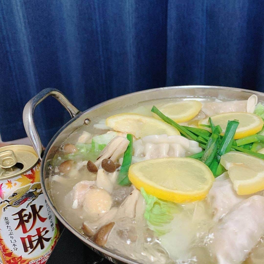 キリンビールさんのインスタグラム写真 - (キリンビールInstagram)「. 立冬を過ぎ、 寒さが身に染みる季節になりました。 . 今日は、芯から温まる熱々のお鍋と キンキンに冷やしたビールで乾杯。 . ビール×お鍋の美味しいひと時をご紹介します。 . ◆@thensama さま 飲み慣れた一番搾りと湯豆腐が 疲れた身体に染み渡って、 ”今日も頑張ってよかった！”と 思わせてくれそうです。 . ◆@o.mihara さま 食欲そそるもつ鍋と香り高い秋味で 心身温まる晩酌タイム。 . 大好きなコンビに満たされたら 疲れも吹っ飛びそうです。 . ◆@belleza_campana.misuzu さま 秋味をゆっくりとグラスに注いだら、 ほかほかの餃子鍋をお供にいただきます。 . 喉を通るキレの良い炭酸が たまらない幸福感を与えてくれそうです。 . . 来たる冬を自分らしく楽しんで 今日も、あなたと #乾杯のある暮らし を。 . ＊＊＊ . 素敵なお写真ありがとうございます🌿 . みなさまも #乾杯のある暮らし で とっておきの楽しみ方をぜひ教えてくださいね😊 . #キリンビール #キリン #暮らしを楽しむ #きょうのキリン #お酒好きと繋がりたい  . #KIRIN #麒麟  #ビール好きな人と繋がりたい #おつまみ #おつまみメニュー #おつまみレシピ #ビールのお供 #今日のおつまみ #おうちごはん #うちごはん #家飲み #飲酒タグラム #一番搾り #秋味 #今日のごはん #鍋 #お鍋 #鍋料理 #ハリッサ鍋 #もつ鍋 #いただきます #ビールめし #ビールのお供」11月20日 18時00分 - kirin_brewery