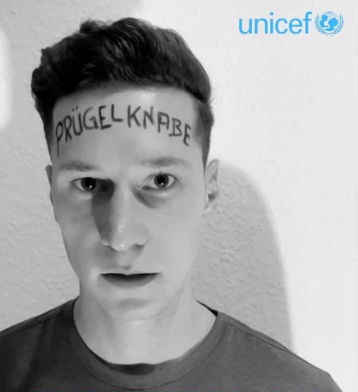 ユリアン・ドラクスラーのインスタグラム：「Every child has the right to be safe. For many children, domestic violence still happens every day. Worldwide, 3 in 4 young children experience physical or emotional violence by their caregivers on a regular basis. This has to stop! Let’s make the invisible visible and violence against children disappear. Join us on world children’s day and share the message within you communities #foreverychild #ENDviolence #NiemalsGewalt  🇬🇧“My name is Ben and I’m seven years old. Mom and dad often say to my sister that I’m too stupid for school. That I’ll never make it. If something goes wrong they yell at me or lock me in the cellar. They know: I am very afraid of the dark. But if I scream it gets worse so I just keep quiet and hope that they won’t hit me too…” #niemalsgewalt」