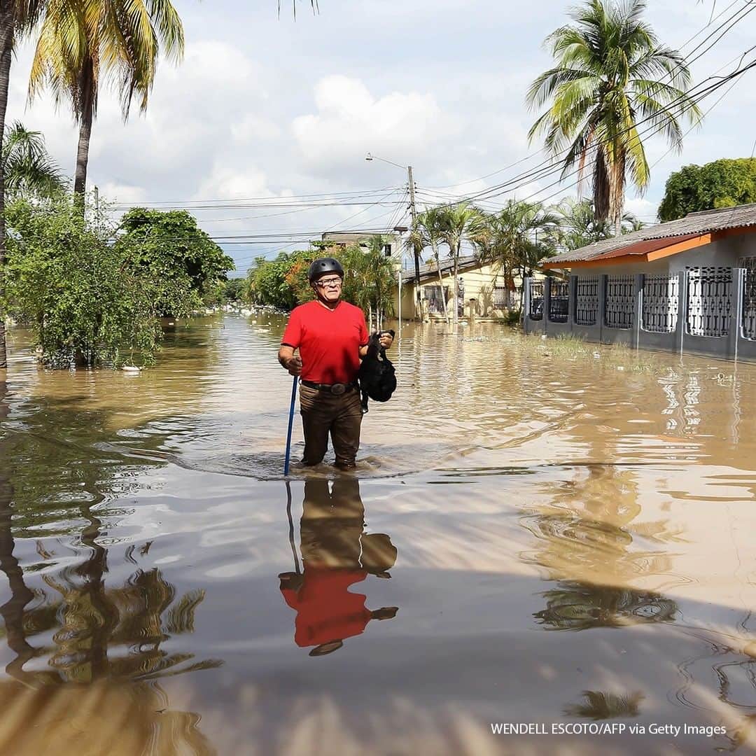 ABC Newsさんのインスタグラム写真 - (ABC NewsInstagram)「A man wades through the water in the flooded municipality of La Lima near San Pedro Sula in Honduras, on November 19, 2020, after heavy rains from Hurricane Iota caused the Chamelecon river to overflow. Iota's death toll rose to 38 on Wednesday after the year's biggest Atlantic storm unleashed mudslides, tore apart buildings and left thousands homeless across Central America, revisiting areas devastated by another hurricane just two weeks ago. #hurricanes #iota #floods」11月20日 18時00分 - abcnews