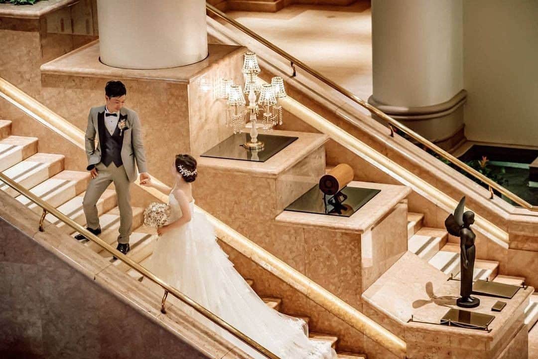 ゼクシィさんのインスタグラム写真 - (ゼクシィInstagram)「【ドラマチック！ホテル前撮り実例SNAP💕】 . 今回は、#ゼクシィ2020 のハッシュタグをつけて 投稿頂いた中から、ホテルで前撮りをした 先輩花嫁さんの素敵なフォトをご紹介します。 . 前撮りでは、結婚式会場となったホテルの特徴的な大階段をはじめ、 決め手となった船モチーフの内装のチャペル、 船内をイメージさせる廊下などを撮影スポットに✨ . 前撮り指示書も用意しつつ、 フォトグラファーの指示でポージングした写真も 想像以上の仕上がりで大満足👏🎵 . @emi___wedding さま . . +♥+:;;;:+♥+:;;;:+♥+:;;;:+♥+:;;;:+♥+:;;;:+♥ . プロポーズから結婚式まで素敵なお写真募集中！ . ゼクシィ公式アカウントでお写真を紹介してみませんか？ 【#ゼクシィ2020】 を付けて投稿してください💎 . +♥+:;;;:+♥+:;;;:+♥+:;;;:+♥+:;;;:+♥+:;;;:+♥ . ▼花嫁さんダウンロード数No.1 ゼクシィアプリはURLから🕊 @zexyrecruit . . #ヨコハマグランドインターコンチネンタルホテル#結婚式前撮り#前撮りフォト#ホテルウェディング#前撮りレポ _ #チャペル撮影#インターコンチ#ウェディングドレス#ロマンチックドレス#ウェディングフォト#ロケーションフォト#ロケーション撮影#ブライダルヘア#卒花嫁 _ #ドレスレポ#全国のプレ花嫁さんと繋がりたい#日本中のプレ花嫁さんと繋がりたい#前撮り指示書#卒花#2020冬婚#2020秋婚#2020夏婚#2020春婚#ウェディング _ #結婚式#ゼクシィ#ちーむゼクシィ#幸せが動きだしたらゼクシィ」11月20日 18時00分 - zexyrecruit