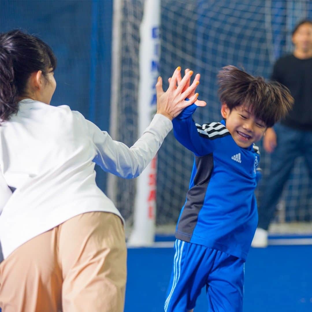 LEEさんのインスタグラム写真 - (LEEInstagram)「@japanfootballassociation　サカママ・橋本優子さんの“サカファミ宣言” ――子どものサッカーが、家族みんなの笑顔を生む理由って？  「将来はサッカー選手になりたい！」と夢を語る息子さんを持つ“サカママ”、橋本優子さん。小学２年生の息子さんは、３歳の時にサッカーを習い始め、現在は２つのスクールに週１回ずつ通っています。  「息子は、ほぼ毎日ボールを蹴っていますね。平日は公園で私を相手に練習し、お休みの日は娘も交えて家族４人でボールを回したり、夫がマンツーマンで教えたり」と、家族みんなでサッカーを楽しんでいる様子。そんな橋本さんに、LEEwebで“サカファミ”LIFEの魅力を語っていただきました。  さらに、橋本さんがリアル「サカママ＆サカファミLIFE」を全10回にわたってInstagramでリポートしてくれることが決定！  お子さんの習い事、何がいいかな？と探している方や、「子どもがサッカーをはじめたいと言っているけれど、サッカーママ＆ファミリーの毎日ってどんな感じなんだろう？」と思っている方は、ぜひ橋本優子さんのInstagramアカウントをフォローしてみてください。 「サカママ＆サカファミLIFE」をCHECK！→　@yukohashimoto8  #橋本優子 さんがレポート！ #サカママ #サカファミ ライフ！ #橋本優子のサカママサカファミライフレポ #サッカー　#サッカースクール　#クラブチーム　#習い事 #キッズサッカー　#少年サッカー　#サッカーガールズ　 #JFA　#magazinelee　#leeweb　#PR」11月20日 18時00分 - magazinelee