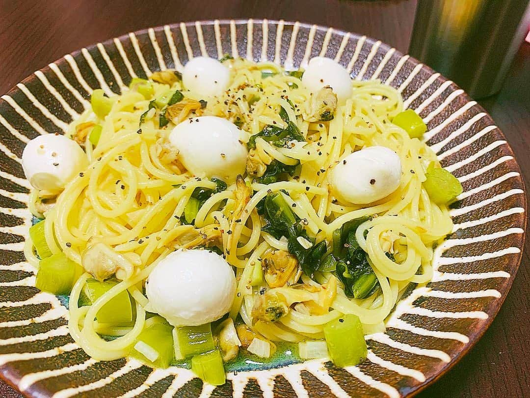 福田樹のインスタグラム：「・ ・ このパスタが美味しすぎてハマっています。毎日食べたい。 あさりと野沢菜のボンゴレ風スープパスタ。忘れたくないのでpost✐☡  あとは、友達からの『Everyday具沢山味噌汁のススメ』で、今まで色々おかずを作ったとしてもサボりがちだったお味噌汁を優先して作るようになりました♩ おかずはひとつで質素だけど、なんかほっこりする食事 𓌉◯𓇋 ・ #おうちごはん #おうちごはんlover  #質素ごはん  #料理好き  #イツキメシ #やちむん」