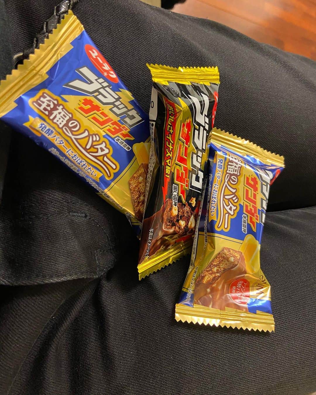 DE DE MOUSEのインスタグラム：「困った時のブラックサンダー！！！」