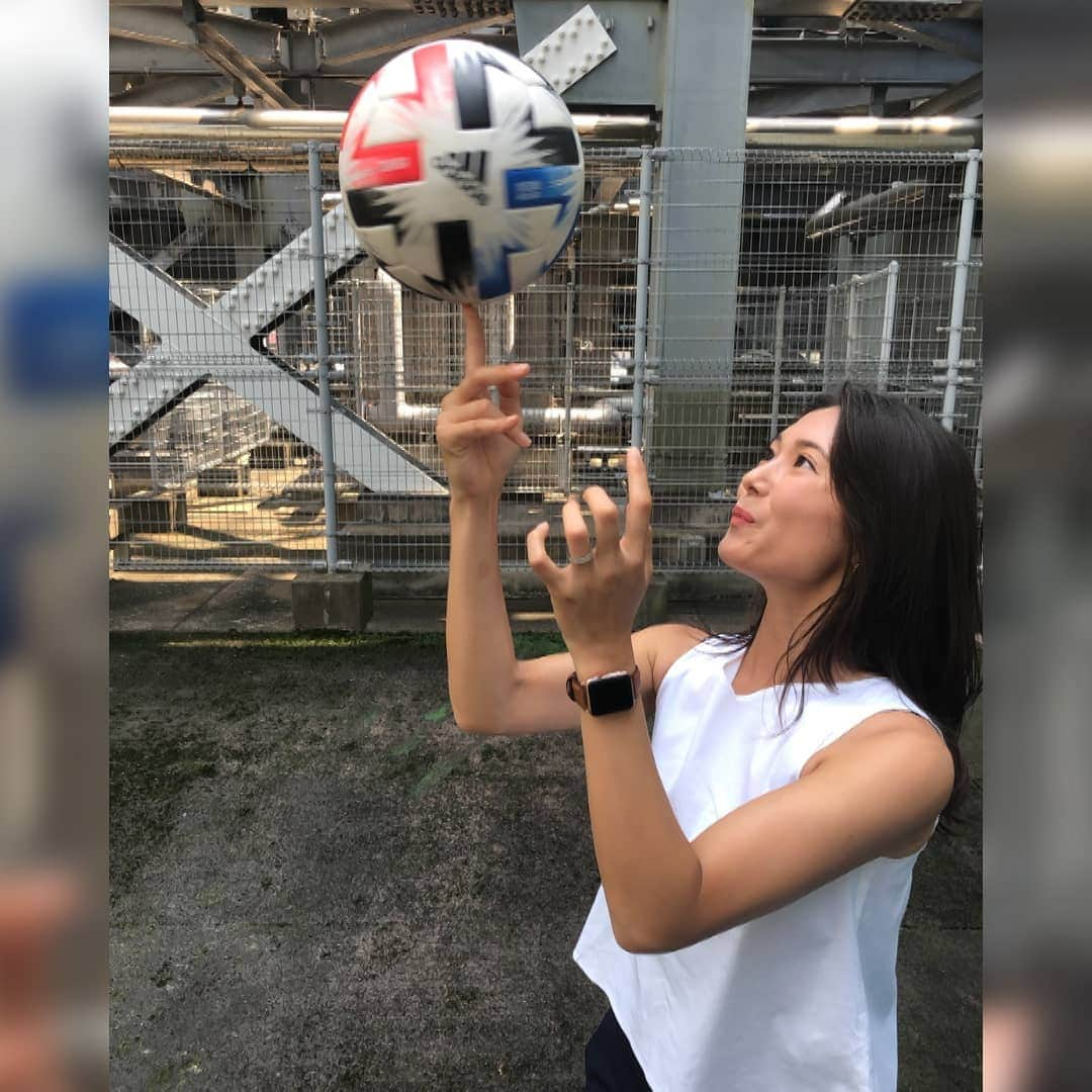 TBS「スーパーサッカー」さんのインスタグラム写真 - (TBS「スーパーサッカー」Instagram)「⚽スパサカInstagram企画⚽    リフティングチャレンジ‼️  第16回は「Nスタ」を担当する 小林由未子アナウンサー🎤  こんがり健康的に焼けた小林アナ (撮影日 真夏☀)の 最近チャレンジしたことはウェイクボード‼️🌊 今年２月に結婚されたばかりの旦那さんと一緒に海へ遊びに行くと 幸せいっぱいで話してくれました❗🤗  目標は７回とTBS女子アナ最高記録を狙いに行く小林アナでしたが どうだったんでしょうか⁉️🔥  そして、小林由未子担当番組「Nスタ」から 「Nスタマグカップ」を２名にプレゼント‼️  【応募方法】 ①@tbs_super_soccer　をフォロー ②この動画の感想を「一言コメント」  ご応募お待ちしております‼️  リフティング チャレンジ企画では、 今後も沢山のTBSアナウンサーがチャレンジする予定です❗ 次回のリフティング動画＆プレゼント企画もお楽しみに🔥  #スーパーサッカー#スパサカ#リフティングチャレンジ　  #上村彩子#渡部峻#田村真子#国山ハセン#篠原梨菜#良原安美 #喜入友浩#山形純菜#山本里菜#宇内梨沙#小林廣輝#杉山真也#宇賀神メグ #小林由未子#熊崎風斗#プレゼント企画」11月20日 18時07分 - tbs_super_soccer