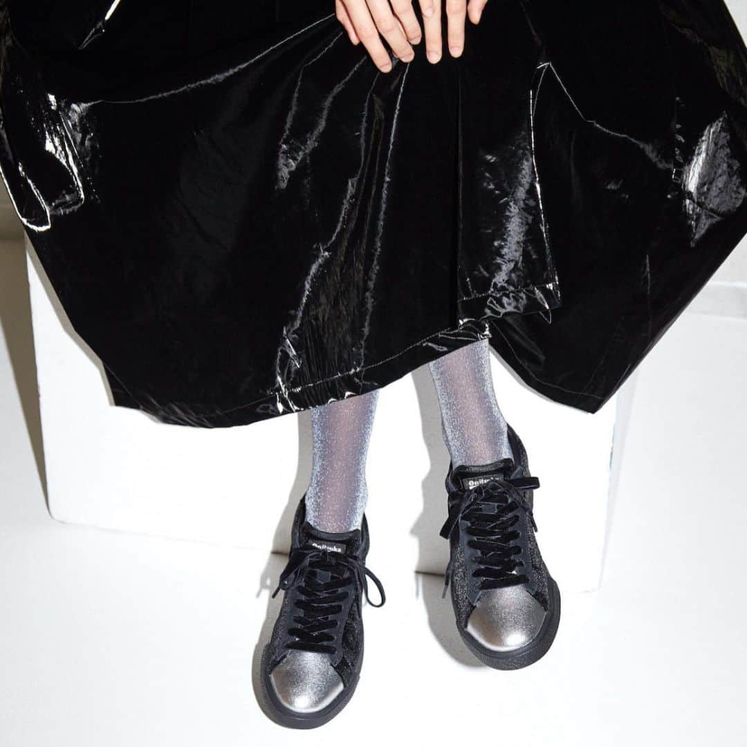 Fashion Headlineのインスタグラム：「足元からウィンタームードに! 大人シックなベロアのスニーカーが、オニツカタイガーから発売中です。  いよいよホリデーシーズン到来! 今年は大勢でのクリスマスパーティーやお仕事メンバーで飲み会、というのは難しかったとしても、やっぱりこの季節を楽しむ心持ちではいたいもの。  ドレスアップしていくパーティーがないならば、日々のコーデでドレスアップしてしまえばいい! そんな時のハズしとしてもおすすめな最旬スニーカーをオニツカタイガーで見つけました。  今回は、冬の新作から2つのシューズをピックアップ! ベロア素材のアッパーがシックな「ローンシップ（LAWNSHIP） 3.0」と「デレシティ（DELECITY）」は、共に冬らしい温かみのある雰囲気も魅力的。好みやスタイルに合わせてチョイスしたい2型です。  シルバーのトゥがアクセントの「ローンシップ 3.0」 丸みのあるプラットフォームが可愛い、厚底タイプ「デレシティ」  うーん、どっちも可愛い! ルックのようにラメタイツと合わせたり、フェイクレザーのボトムとスタイリングしても良さそうです。  ゲットした人は、ぜひ、ベロアの素材感とシューズが持つファッショナブルなムードを生かしながらコーディネートを楽しんでみてくださいね。  check☞ @fashionheadlinejpn website fashion tab オニツカタイガーの冬スニーカー、ベロアの質感が大人シックな新作をチェック! https://www.fashion-headline.com/article/57786」