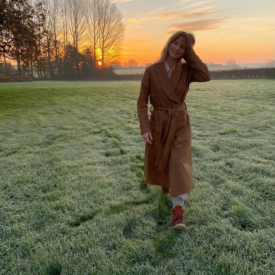 シエンナ・ギロリーのインスタグラム：「We’re late for school today because of this irresistible sunrise. Also, I will be wearing pyjamas all day because designing this dressing gown has taken nine months and I can’t find anything lovelier to wear #lockdownbaby will be available @carriercompanyuk #blametheweather 📸 by my daughter #morningpeople」