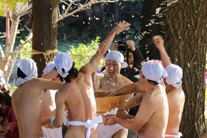 さいたまつりのインスタグラム：「【🏮埼玉の祭りハイライト🏮 〜「有氏神社の盤台祭り」〜】 毎年11月19日に神川町の有氏（ありうじ）神社で行われる盤台祭りは、男衆のその姿から「裸祭り」とも呼ばれる特色のある祭り！  白鉢巻に白ふんどしという姿で四方八方にまき散らす赤飯を食べると、子宝に恵まれたり、難産除け、さらに厄除けにもなるといわれ、集まった参詣者たちは競って取り合います😳 300年以上も続く歴史を持ち、埼玉県の無形民俗文化財に指定されています。  === 1枚目、2枚目の写真は、白ふんどし姿になった10人ほどの男性たちが、赤飯を四方八方にまき散らす様子🍚  3枚目、4枚目は神官を先頭に神社へ行き、社（やしろ）の前で祭典が執り行われる様子。 ===  赤飯が撒かれる時間は約5分と短い時間ではありますが、この熱気を味わいに来年は有氏神社に足を運んで見てください！  ＊＊＊  2020年度の「有氏神社の盤台祭り」は、新型コロナウイルス感染拡大防止のため中止となります。 #有氏神社の盤台祭り #さいたまつり #埼玉 #saitama #saitamatsuri #japan #祭 #matsuri #festival」