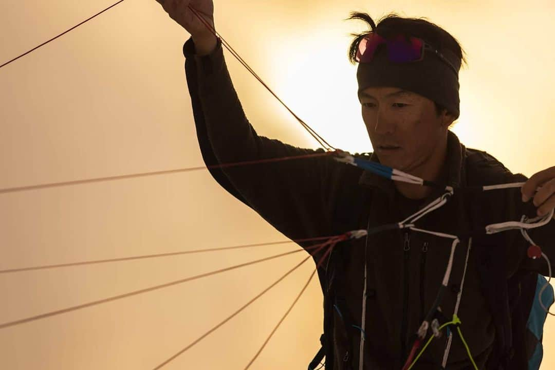 江本悠滋さんのインスタグラム写真 - (江本悠滋Instagram)「Final check. Time to improve concentration.  Photo by @hisanori_kato  #concrntration #finalcheck #paragliding #パラグライダー #空を飛ぶ #自然と遊ぶ #立山」11月20日 18時16分 - emoto_yuji