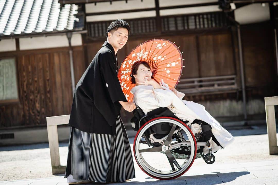 のインスタグラム：「Real Photo Wedding 　　　　　　 　　　　　 和装を着れるか心配し とても迷われていた新婦様 　 JUNOでしっかりとサポートするので着ましょう！ とお手伝いをさせて頂きました🕊 　　　　　 あの時 諦めなくてよかったと お2人の笑顔をみて確信しました 　　　　　　 ------------------------------------------------  　　　　 JUNO天神本店では 火曜日限定で店内フォトプランをご案内しております。 ㅤㅤㅤㅤㅤㅤㅤㅤㅤㅤㅤㅤ 【Photo Wedding  Plan 25万円】 ・ドレス、タキシード2点ずつフリーセレクト ・ヘアメイク2スタイル ・150カットデータ納品  【Photo Wedding  Plan 30万円】 ・ドレス、タキシード1点ずつフリーセレクト ・和装、紋付袴1点ずつフリーセレクト ・ヘアメイク2スタイル ・150カットデータ納品  お好きな方からお選び頂けます。  プライベート空間で撮影を楽しんでみませんか？ ㅤㅤㅤㅤㅤㅤㅤㅤㅤㅤㅤㅤㅤ  #JUNOの前撮り 　　　　　 ------------------------------------------------ ㅤㅤㅤㅤㅤㅤㅤㅤㅤㅤㅤㅤㅤ 詳細は@juno_tenjin 092-736-3412 までお問い合わせくださいませ。 ㅤㅤㅤㅤㅤㅤㅤㅤㅤㅤㅤㅤㅤ ------------------------------------------------  ㅤㅤㅤㅤㅤㅤㅤㅤㅤㅤㅤㅤㅤ #juno  #junowedding #junodress #realwedding #前撮り #photowedding  #フォトウェディング #weddingdress #ウェディングドレス #colordress  #カラードレス #結婚式 #プレ花嫁 #福岡プレ花嫁 #ドレス迷子 #和婚 #神社婚 #白無垢 #色打掛」