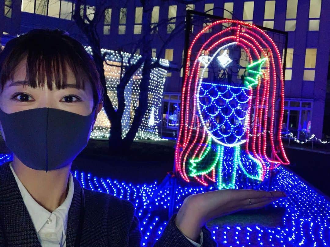 常盤よしこのインスタグラム：「桜十字病院のイルミネーション 今日からスタート♫ 12月25日クリスマス🎄まで〜 美しいー！！ 手のりアマビエ。笑  #てれビタ #金曜中継 #桜十字病院イルミネーション  #見学は感染症対策をしてね」