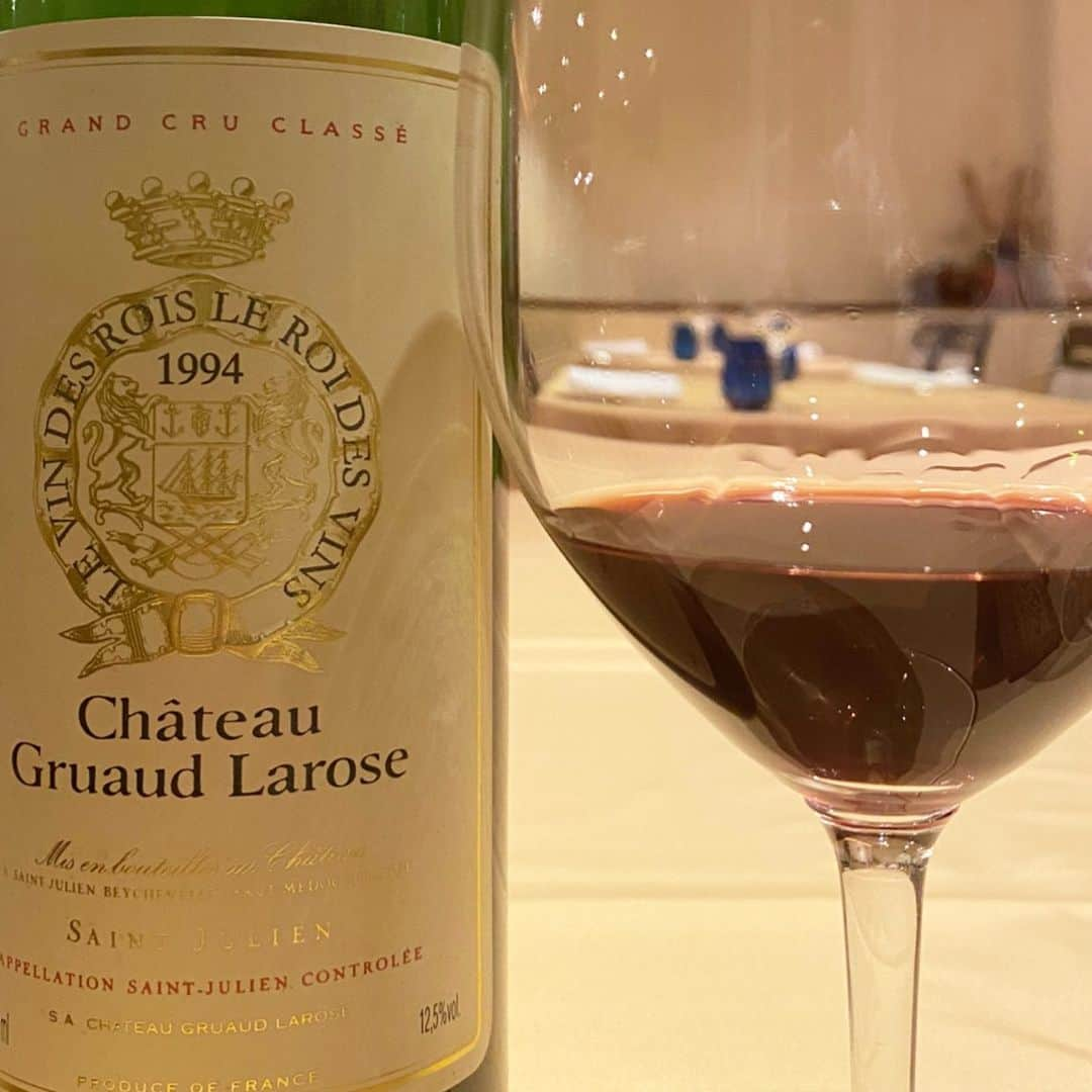 宮澤崇史さんのインスタグラム写真 - (宮澤崇史Instagram)「château gruaud larose1994 フランスワインは知らないけど、果実味が強くしっかりと余韻もあり美味しくいただきました。 #chateaugruaudlarose #1994 #vindufrance #vinrouge #vinrouge🍷 #france #france🇫🇷」11月20日 18時20分 - vino_takshi