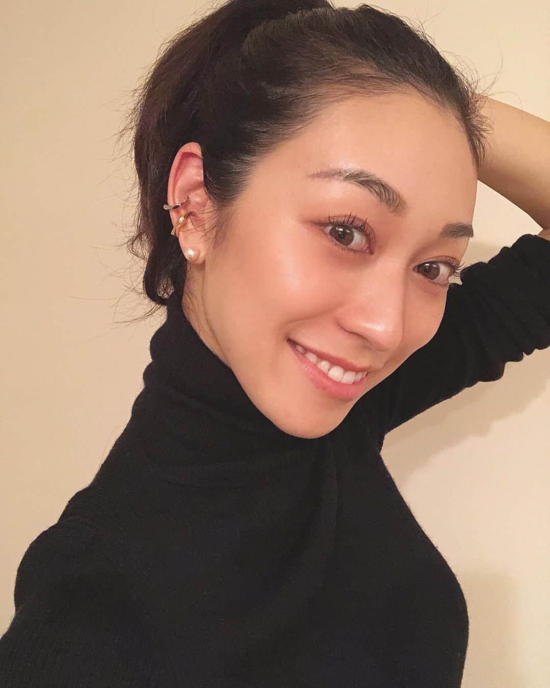 熊澤枝里子のインスタグラム：「可愛いアクセがいっぱいあるなぁとチェックしていた MARIA BLACK @mariablackjp が @unitedarrows_official  とコラボしたイヤーカフ👂 大きいゴールドと小さいシルバーを重ねつけして✨ 可愛いなぁ☺️❤️ いろんなピアスとバリエーションを変えて重ねつけできそう💕」