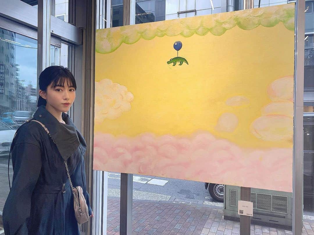 小池花瑠奈のインスタグラム：「本日よりアートコンペティション「100人展」が始まりました。 私の作品は会場に入ってから 一番目に展示されています🐊 100人のアーティストさんの作品がひとつずつ展示されているのでとても見応えのある展覧会になっています。 今日は私の絵を選出して下さったセレクターの方々とも初めてお会い出来、嬉しい時間でした。  「100人展」 WEB：11月20日-12月20日 会場展示：11月20日-12月9日　10:00〜18:00 10010.jaat.or.jp  アクセス：ログズビル 《馬喰横山駅》より徒歩5分  〒103-0002 東京都中央区日本橋馬喰町横山町7−14 ログズビル 1F、2F  #100人展　#artstartup100 #art #わに #etepin」