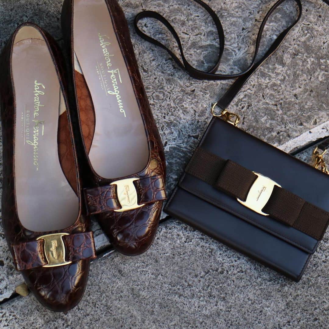 Vintage Brand Boutique AMOREさんのインスタグラム写真 - (Vintage Brand Boutique AMOREInstagram)「Salvatore Ferragamo Vara Bow Trifold Shoulder Wallet & Pumps(Size 7.5C).  🔍on website search for Shoulder Wallet : AO22082  📌Pumps are not available online so please send us direct message for more information.  Free Shipping Worldwide 📩DM for more info and pricing ➡️info@amorevintagetokyo.com  #salvatoreferragamo #ferragamo #amore #amorevintage」11月20日 18時24分 - amore_tokyo