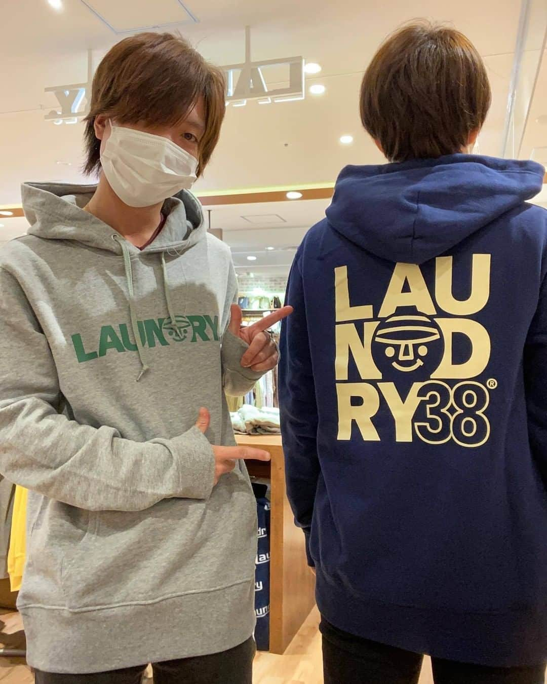 Laundry ランドリーさんのインスタグラム写真 - (Laundry ランドリーInstagram)「今週の新作をピックアップ🥳  どんなアウターにも合わせやすいカラーの裏毛アイテムが🤩  親子おそろいで着るとさらに可愛く♪ギターロゴにも注目！  1.2枚目：303‐72042 ギターロゴプルオーバーパーカー ￥6,200+tax ユニセックス SS/S/M/L ブラック/ネイビー/ベージュ 303‐54014 キッズ　ギターロゴスウェット ￥4,800+tax キッズ 100/110/120/130/140 ブラック/ネイビー  3.4枚目：スタンプBOYロゴプルオーバーパーカー ￥6,200+tax ユニセックス SS/S/M/L 杢グレー/カーキ/ネイビー  📸: @laundry_kokubunji ✨  ＿＿＿＿＿＿＿＿＿＿＿＿＿  お知らせやオンラインストアはプロフィールから ブランドサイトをチェック🧐 ⇒ @laundry_official  そしてそして、 #laundry038 をつけて投稿すると LAUNDRY公式アカウントにご紹介されちゃうかも🥰  #laundry #スウェット #パーカー #スウェットコーデ #パーカーコーデ  #キッズ #キッズコーデ #子供服 #親子お揃い #親子お揃いコーデ #おやこーで  #家族お揃い #コーディネート #ファッション #秋コーデ #冬コーデ #秋冬コーデ  #新作 #新作アイテム #おすすめ #newarrivals #newitem #family #kids #kidsfashion #codinate #fashion #good #💖」11月20日 18時26分 - laundry_official