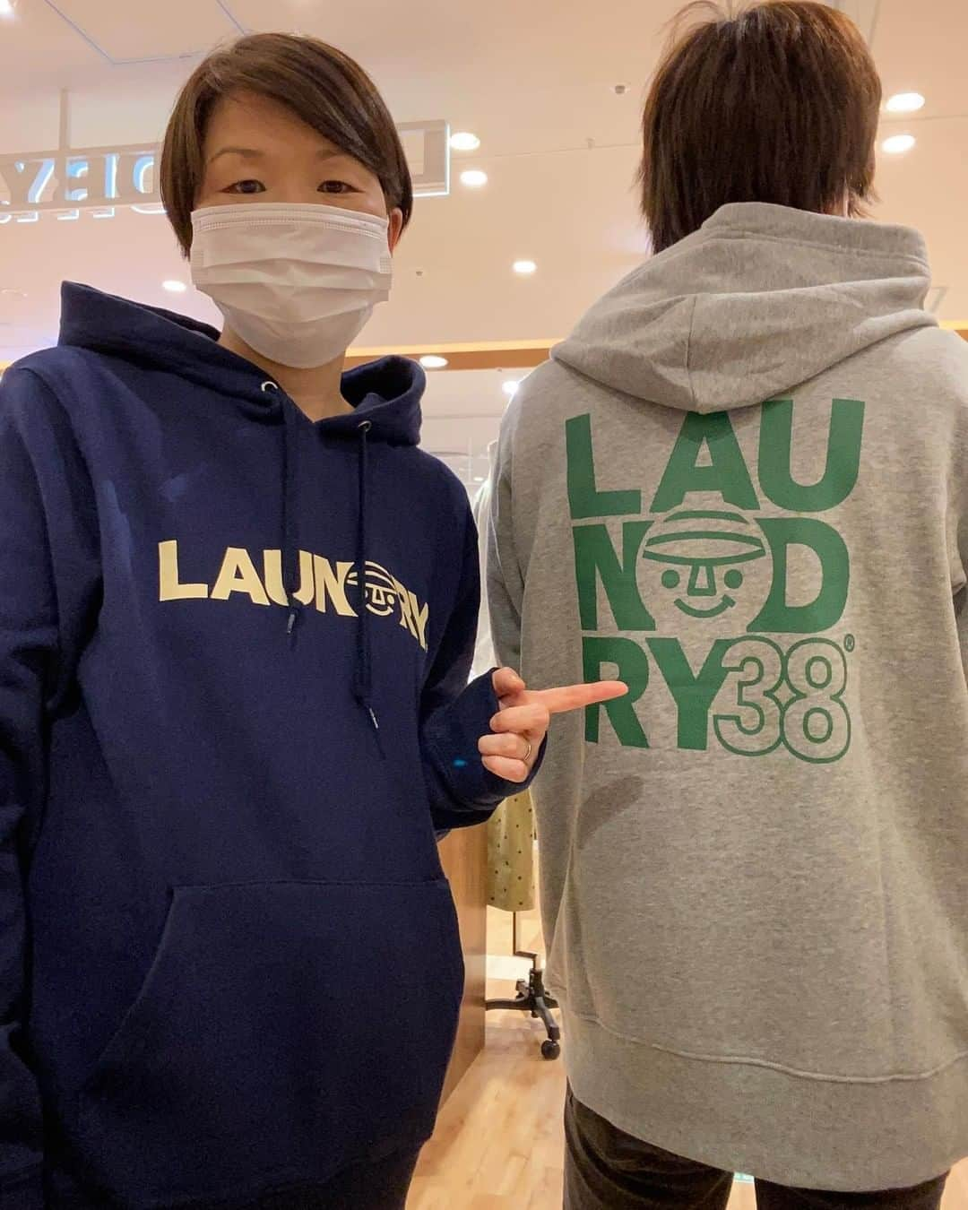 Laundry ランドリーさんのインスタグラム写真 - (Laundry ランドリーInstagram)「今週の新作をピックアップ🥳  どんなアウターにも合わせやすいカラーの裏毛アイテムが🤩  親子おそろいで着るとさらに可愛く♪ギターロゴにも注目！  1.2枚目：303‐72042 ギターロゴプルオーバーパーカー ￥6,200+tax ユニセックス SS/S/M/L ブラック/ネイビー/ベージュ 303‐54014 キッズ　ギターロゴスウェット ￥4,800+tax キッズ 100/110/120/130/140 ブラック/ネイビー  3.4枚目：スタンプBOYロゴプルオーバーパーカー ￥6,200+tax ユニセックス SS/S/M/L 杢グレー/カーキ/ネイビー  📸: @laundry_kokubunji ✨  ＿＿＿＿＿＿＿＿＿＿＿＿＿  お知らせやオンラインストアはプロフィールから ブランドサイトをチェック🧐 ⇒ @laundry_official  そしてそして、 #laundry038 をつけて投稿すると LAUNDRY公式アカウントにご紹介されちゃうかも🥰  #laundry #スウェット #パーカー #スウェットコーデ #パーカーコーデ  #キッズ #キッズコーデ #子供服 #親子お揃い #親子お揃いコーデ #おやこーで  #家族お揃い #コーディネート #ファッション #秋コーデ #冬コーデ #秋冬コーデ  #新作 #新作アイテム #おすすめ #newarrivals #newitem #family #kids #kidsfashion #codinate #fashion #good #💖」11月20日 18時26分 - laundry_official