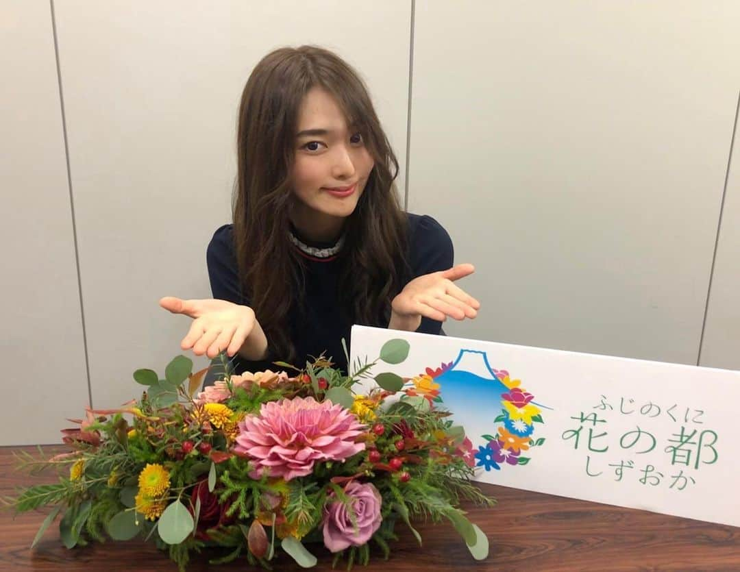 天玲美音さんのインスタグラム写真 - (天玲美音Instagram)「静岡県のお花の魅力を 存分に発信していきます💐💕✨ . 今、ふと思い付いたあの人に... お花を(一輪からでいいので) 贈ってみてはいかがでしょうか？💓 . きっと 笑顔の瞬間 幸せの瞬間に立ち会えるはず💐💓 . #大切なあの人に花を贈って笑顔の花幸せの花咲かせてみませんか？ By #天玲美音 もうすぐ、#フラワー女神大使 ✨✨✨ . . #静岡県 #japan #shizuoka #flower #花 #花のある暮らし #癒し #笑顔 #幸せ #和み #華やか #明るい #静岡県庁 #県庁 . . 静岡県庁には、至る所にお花がいっぱいあります！ お花が飾ってあると何だか 心が和みますよね☺︎」11月20日 18時26分 - miontenrei