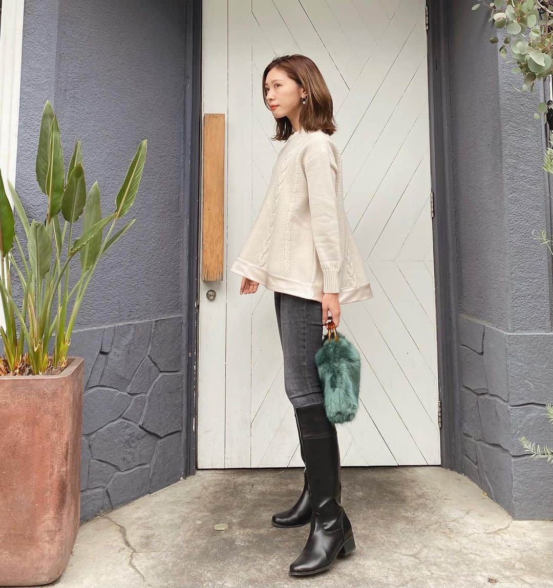 のインスタグラム：「*﻿ 𓂅 𓈒𓏸﻿ ﻿ knit#sono﻿ denim#currentelliott#Ronherman﻿ bag#zara﻿ boots#gu﻿ earrings#sheriche  ﻿ ﻿ @sono_official のニット、毎年本当にかわいい…🤍﻿ 裾部分はサテンになってます。﻿ ﻿ ピアスは左右違うので、気分によって変えられてとても便利🥰﻿ ﻿ ﻿ ﻿ ﻿ #fashion#fashionstyle#fashiongram#instafashion#outfit#ootd#dailylook#패션#오오티디#ファッション#コーデ#秋服#秋コーデ#ジーユー#ザラジョ#ザラジョコーデ#ロンハーマン#ソーノ#デニムコーデ#シンプルコーデ#モノトーンコーデ﻿」