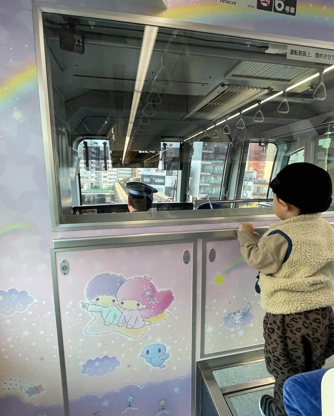 田南輝一さんのインスタグラム写真 - (田南輝一Instagram)「息子の大好きなモノレールに乗ってきました。 キキララ仕様になっていて他にも多くの人達が居ました👦🏻 . . 運転席を見せる為に先頭に行きましたがずっとこれ。。笑 (危ないのですぐ後ろにいます) . 浜松町の駅でキキララのコラボグッズも買えるのでまだの方はぜひ行ってみてください。 . また一緒に乗ろうね (4枚目の願い事叶うといいね) .   #キキララモノレール #サンリオ #リトルツインスターズ #東京モノレール #sponsored」11月20日 18時38分 - r.ktyyy