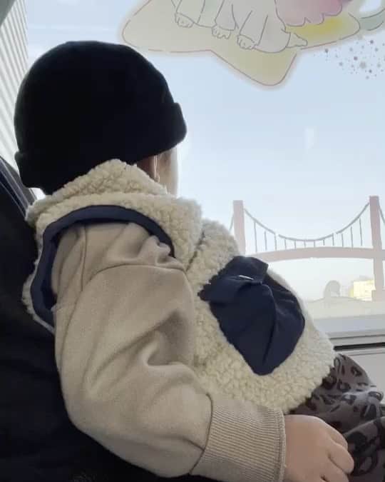 田南輝一のインスタグラム：「息子の大好きなモノレールに乗ってきました。 キキララ仕様になっていて他にも多くの人達が居ました👦🏻 . . 運転席を見せる為に先頭に行きましたがずっとこれ。。笑 (危ないのですぐ後ろにいます) . 浜松町の駅でキキララのコラボグッズも買えるのでまだの方はぜひ行ってみてください。 . また一緒に乗ろうね (4枚目の願い事叶うといいね) .   #キキララモノレール #サンリオ #リトルツインスターズ #東京モノレール #sponsored」