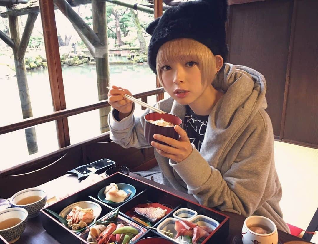 最上もがさんのインスタグラム写真 - (最上もがInstagram)「「つわりだけどこれなら食べれたってものありますか？」 ときてたのですが、  ぼくの場合 マックのポテト🍟最強でした。 (今は控えてますが！)  これ、なんかよくきいてたけど まさか〜とか思ってたら本当に食べれて びっくりしたんですよね。  つわりで吐き気ひどくて気持ち悪くて なんも食べれなくてどんどん気が滅入って 5kgくらい痩せてしまい、結構焦ったけど いまはやっと落ち着いてきた…？気がするのですが 人によっては出産までつわりが続く人もいるってきいて ビビってます。笑  あと果物🍎🍇🍊食べれました！ 今の時期だとりんごと柿、みかん、シャインマスカットとか。 納豆巻きとかお稲荷さんも食べたくなってたまに食べてます。 あとピザまんー！チーズ欲でました。  友だちはいちご大福めっちゃ食べれたって言ってました😂  なめこちゃんはフリスクと袋持ち歩いてないとしんどいって言ってて ほんっとに人に聞けば聞くほど 全員違うから、何が大丈夫ってないんですよね。  なんでも美味しく食べれてたのが嘘のよう〜 食事制限も色々あるし 赤ちゃんのためにバランスの良い食事を心がけなきゃってなるとおもうのですが ほんっとに、食べれない時は食べれるものだけでいいと思うし、ぼくもそうしてます。  頭に食べ物浮かべるだけで あ、無理！てなるものが一瞬でわかる。 今まで好きだったものでもだめになったり。 不思議や〜。  ※葉酸・鉄分・カルシウムなどは 意識して摂るようにしてますのでご安心を…！ (別の投稿にまた飲んでるサプリとか載せますね)」11月20日 18時31分 - mogatanpe