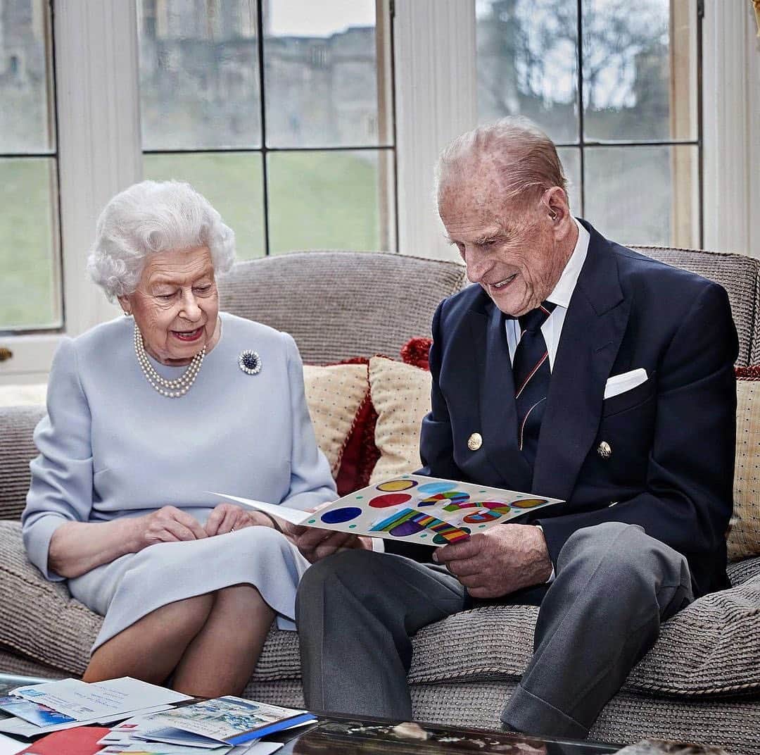 Vogue Australiaさんのインスタグラム写真 - (Vogue AustraliaInstagram)「Buckingham Palace has released a new photograph to mark the 73rd wedding anniversary of #TheQueen and #PrincePhilip. The sweet family photograph shows Her Majesty and His Royal Highness looking at an anniversary card made by #PrinceGeorge, #PrincessCharlotte and #PrinceLouis. Link in bio for this and all our other favourite royal portraits throughout history. 📷 @chrisjacksongetty」11月20日 18時33分 - vogueaustralia