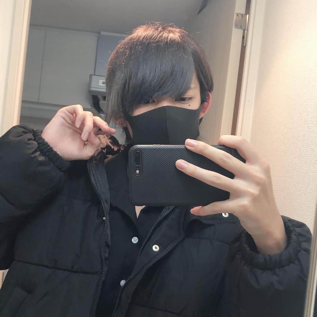 ゆうじのインスタグラム：「目が死んでますが新居一回目の写真です」