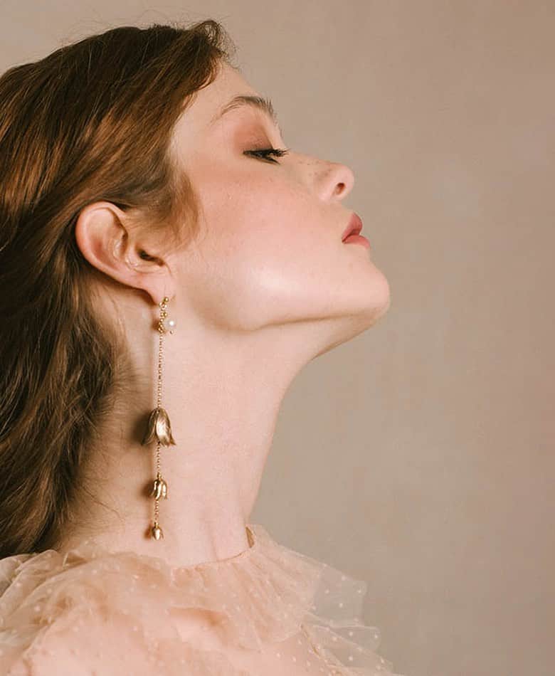 のインスタグラム：「【MAGNOLIA WHITE omotesandoで人気のアクセサリーブランド「Decolove（デコラブ）」待望の新作が入荷！】 ﻿ ﻿ ハンドメイドで作られた、繊細なデザインに定評のあるブランドです。 100年の歴史を誇るハンドメイド技術で、日本の着物に用いられる羽二重の生地を使ってシルクのフラワーを生み出しています。 ﻿ Decoloveのアクセサリーは、メールでのご注文も承ります。 ご来店いただかずにご購入いただけますので、みなさまぜひご覧ください。 ﻿ ※数に限りがございますので、店頭に在庫がない場合はオーダーにて承ります。 ﻿ ﻿ ＜ご購入方法＞ ﻿ 1. HPのDecoloveブランドページから好きな商品を選ぶ （Decoloveブランドページ：https://jp.magnolia-white.com/brand/decolove/） ﻿ ﻿ 2. メールフォーム（info@magnolia-white.com）に以下を記載して送信 ・お名前 ・希望商品番号「DL-〇〇」 ・お届け先住所 ・ご希望お届け日 ﻿ ﻿ 3. ドレスサロンより確認のご連絡  ご不明点がございましたら、HPのお問い合わせフォームよりお気軽にお問い合わせください。﻿」