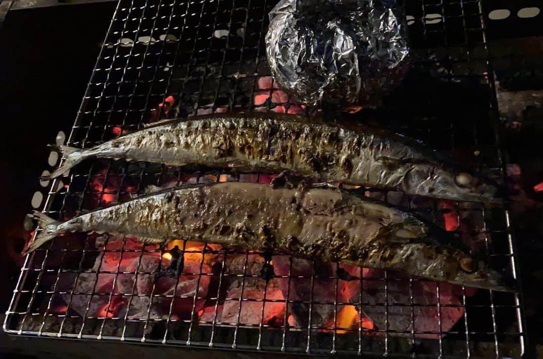 小塚崇彦のインスタグラム：「バーベキューの #さんま #最強説 #バーベキュー #BBQ #アウトドア」