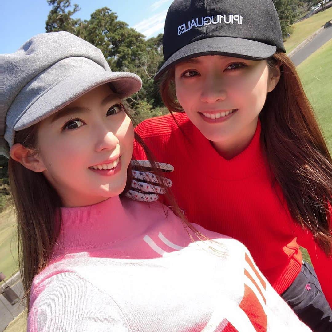 乙幡紗紀のインスタグラム：「・ 先日は麻友ちゃんとゴルフ♪ 最近はゴルフ調子よくてご機嫌🥰🥰 #golf #golfgirl  #ゴルフ #ゴルフ女子」