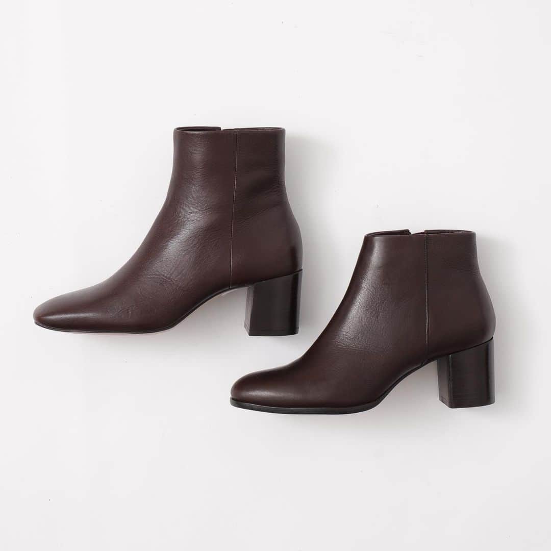 のインスタグラム：「.﻿ RECOMMEND ITEM for FEMME ﻿ ---boots collection﻿ ﻿ 秋冬スタイリングのマストアイテム、新作のブーツが続々と入荷してます！﻿ 毎年定番の大人気ブーツから、今年らしいデザインを抑えたブーツまで、再入荷デザインも多数ご用意しております✨﻿ ﻿ ◾︎ミディ丈ヒールカップブーツ　¥19,000+tax﻿ ◾︎ショート丈ハイアーチブーツ　¥19,000+tax﻿ ◾︎ストレッチショートブーツ　¥15,000+tax﻿ ◾︎レザーサイドゴアブーツ　¥19,000+tax﻿ ◾︎スクエアトゥハイアーチブーツ　¥19,000+tax﻿ ﻿ @adametrope﻿ @jadorejunonline ﻿ #adametrope#jadorejunonline#boots」