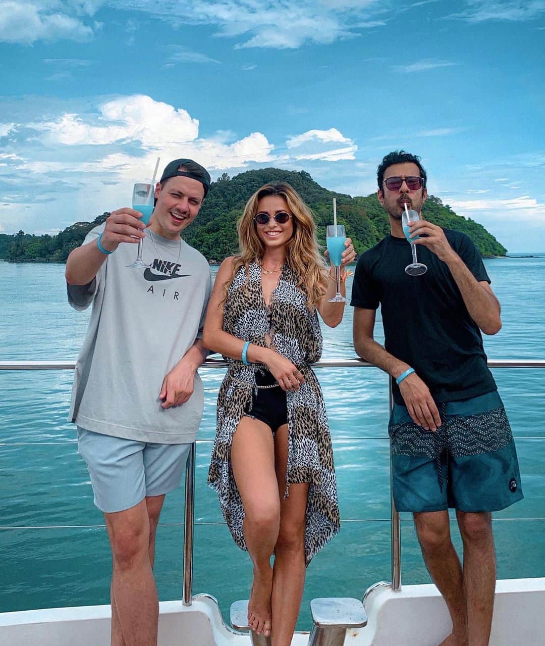 JUICY Mさんのインスタグラム写真 - (JUICY MInstagram)「Cheers to more tour days like this in 2021 🥂 party mode on with quaranteam bro’s @wiwekdj @mikecervello and Siam fam  super excited for my set tonight in Bangkok and tomorrow @siamsongkran in Phuket 🚀✨」11月20日 18時56分 - djjuicym