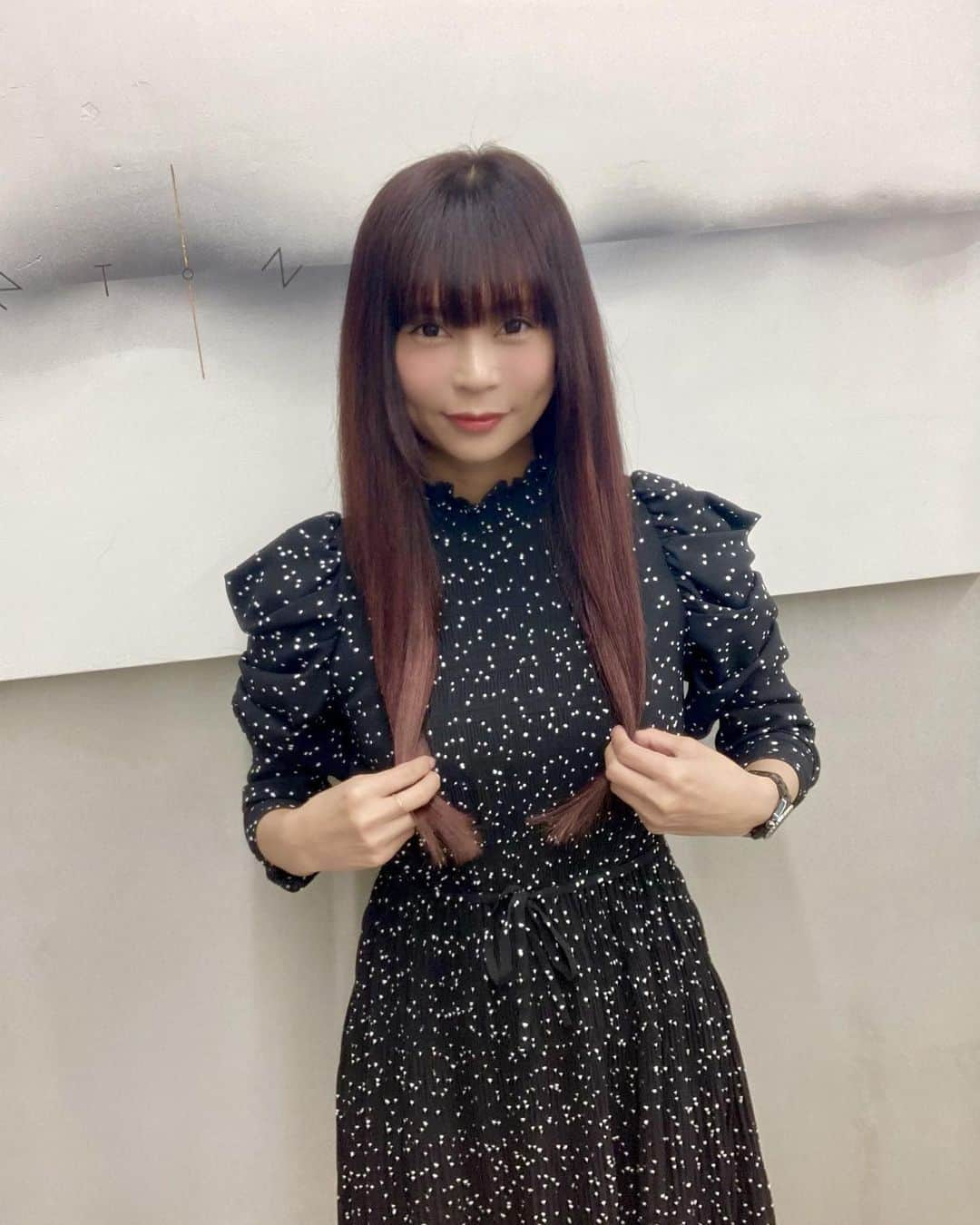 青山愛菜のインスタグラム：「先月つけたエクステをカラー✂︎ 今年いっぱいはエクステだな #佐伯さんいつもありがとう　#extensions #エクステ #ootd #snidel」