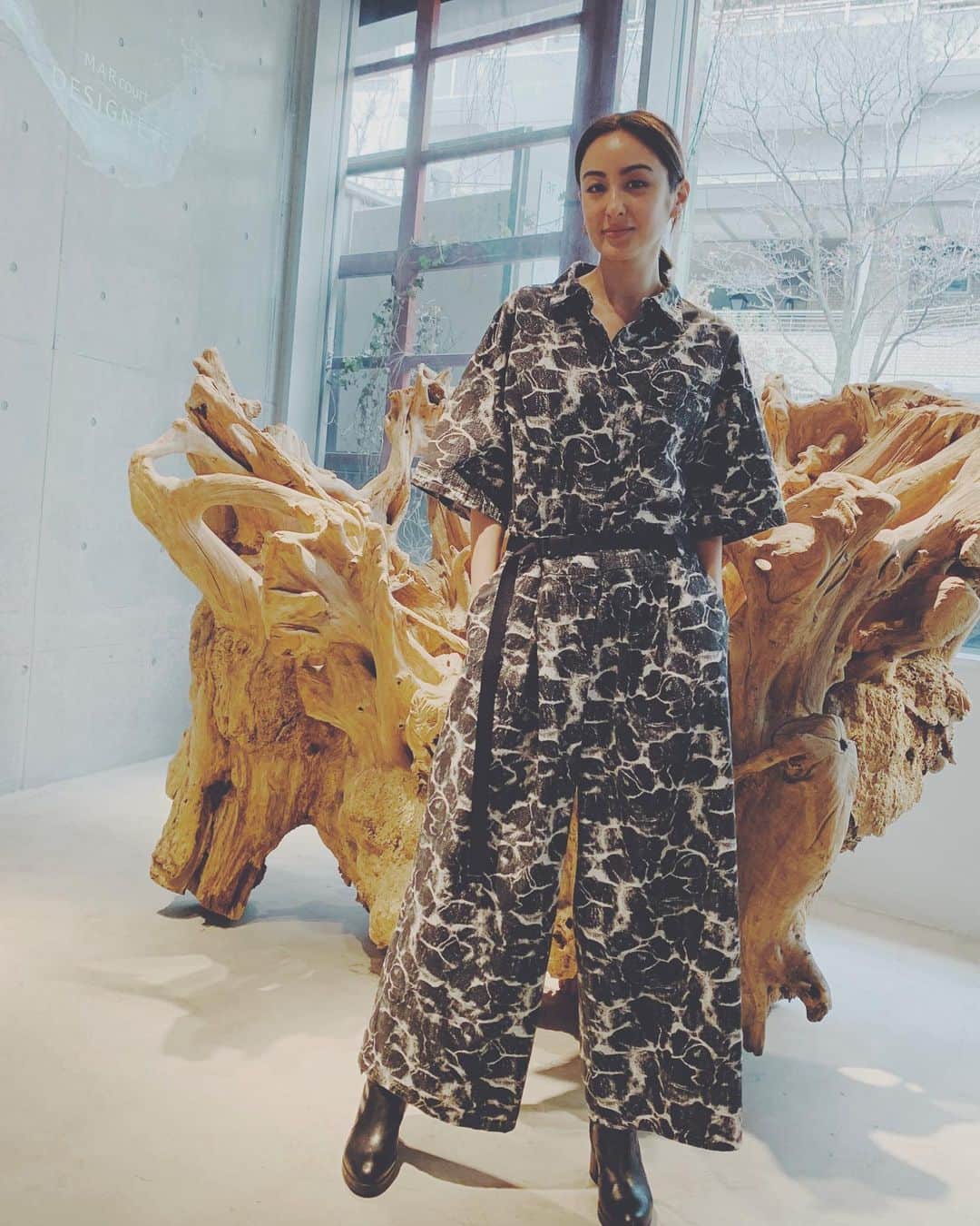 オードリー亜谷香のインスタグラム：「Jumpsuit of dreams 🤍🖤」