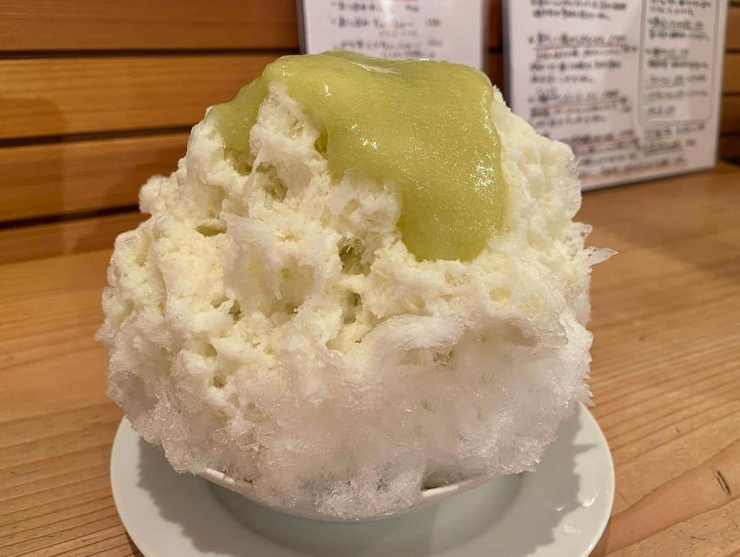 桃乃木かなさんのインスタグラム写真 - (桃乃木かなInstagram)「荻窪にある「ねいろ屋」さん🍧  ・白金豚のカレーライス ・白金豚の背脂らーめん ・ピスタチオミルクに女峰いちご ・北海道仙北さんのブラムリーミルク ・早摘みまどんな ・洋梨ミルク  私はカレーを、マネージャーさんがラーメンを頂きました！スパイスと果物と野菜と、色んな旨味のあるお洒落なカレーでした🍛 かき氷はメニューによって全然違う食べ応え！まどんなの苦みも中々食べる機会がないので癖になります！ブラムリーミルクの青りんごも珍しい爽やかな一杯でした😋 果物の良さを味わってる〜なかき氷で美味しかったです🍧🙌  #ねいろ屋 #荻窪 #かき氷 #らーめんとかき氷のお店」11月20日 19時04分 - kana_momonogi