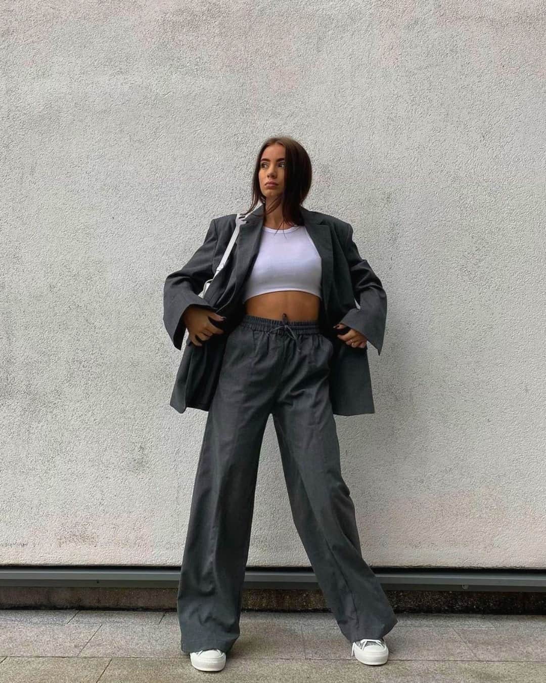 ASOSさんのインスタグラム写真 - (ASOSInstagram)「HANGERS ARE OUT 🚫We've removed 70,000 hangers from ASOS Design lines, pretty neat, huh? @darcyowennn [she/her] wears COLLUSION Unisex blazer in charcoal - 1703830」11月20日 19時05分 - asos