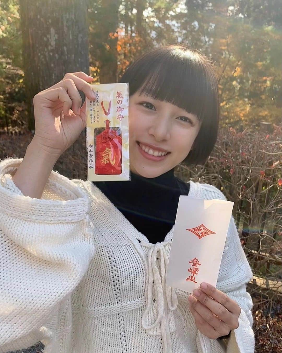 坂田莉咲のインスタグラム：「この間、お父さんと三峯神社に行ってきました！ 樹齢800年の御神木にパワーをもらいました🔥  　#週刊ヤングジャンプ　#ヤンジャン　#グラビア　#巻頭　#三峯神社 #神社巡り　#宝登山神社　#⛩」