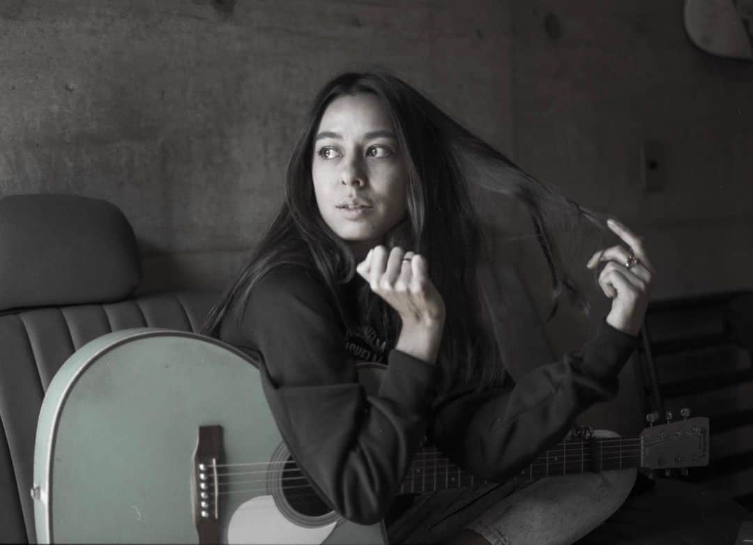 MiChiのインスタグラム：「Daydreaming 🖤 My true talent 😂 📷// @kaoruphotos  #singer#singersongwriter#martinguitar#acousticguitar」
