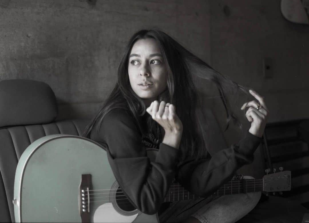 MiChiさんのインスタグラム写真 - (MiChiInstagram)「Daydreaming 🖤 My true talent 😂 📷// @kaoruphotos  #singer#singersongwriter#martinguitar#acousticguitar」11月20日 18時58分 - michimadness