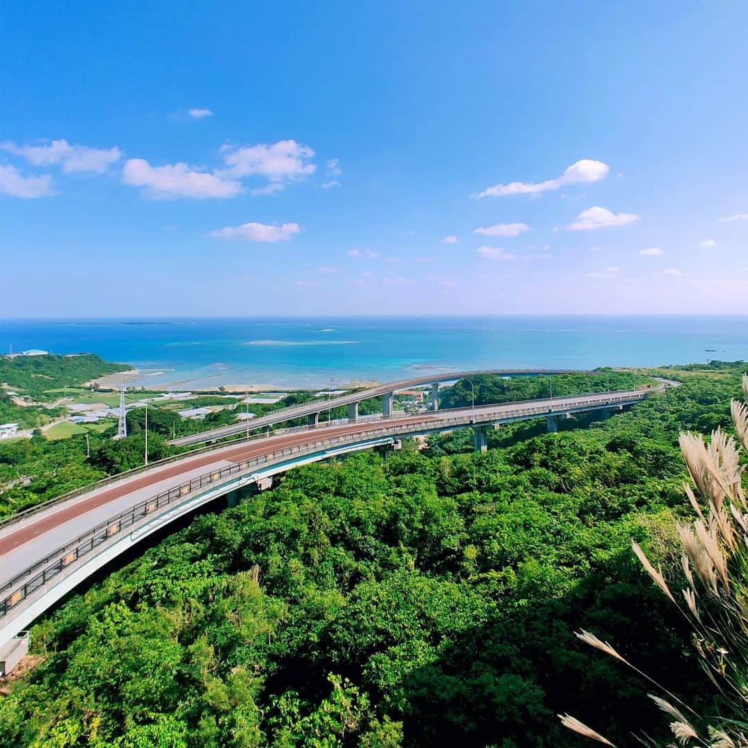 Be.okinawaさんのインスタグラム写真 - (Be.okinawaInstagram)「Take a drive on Nirai Kanai Bridge and enjoy the panoramic view of the Pacific Ocean. You can see Kudaka Island and Komaka Island from the observatory nearby the bridge if the weather is nice!  📍: Nanjo City, Okinawa  Fashionable cafes with ocean view are scattered throughout the southern part of Okinawa main island. Enjoy the blessings of the island with a superb view in the background. ✨  Hold on a little bit longer until the day we can welcome you! Experience the charm of Okinawa at home for now! #okinawaathome #staysafe  Tag your own photos from your past memories in Okinawa with #visitokinawa / #beokinawa to give us permission to repost!  #niraikanaibridge #nanjocity #ニライカナイ橋 #南城市 #니라이카나이다리 #난조시 #okinawadrive #seasidecafe #japan #travelgram #instatravel #okinawa #doyoutravel #japan_of_insta #passportready #japantrip #traveldestination #okinawajapan #okinawatrip #沖縄 #沖繩 #오키나와 #旅行 #여행 #打卡 #여행스타그램」11月20日 19時00分 - visitokinawajapan