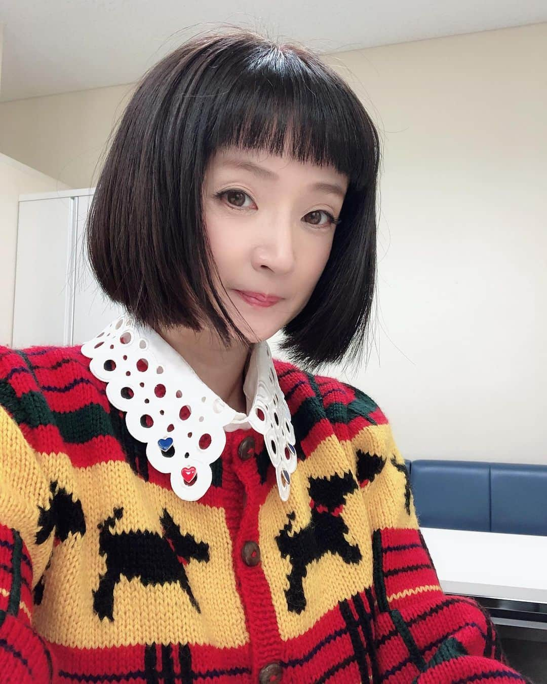 千秋さんのインスタグラム写真 - (千秋Instagram)「2週連続、坂本くんのごはんを食べられて嬉しい🍛 毎週クイズが難しくて（全部正解に見えちゃう）、CM中もあーでもこーでもないって喋ってる。 最近はみんなで「裏読みしないで素直に考えよう」「坂本くんの表情もよく見よう」とか本気で対策を考えています。いつか全員食べられる日が来るといいなあ✨ 帆立のふわふわ卵丼、まず黄身と白身に分けて、白身を軽く泡立ててから黄身を混ぜるとふわっふわになることを今日覚えました🍳  #ノンストップ #フジテレビ #生放送 #ワンディッシュ #v6  #古着 #古着コーデ #古着好き #古着女子 #古着mix #古着千秋」11月20日 19時01分 - chiaki77777